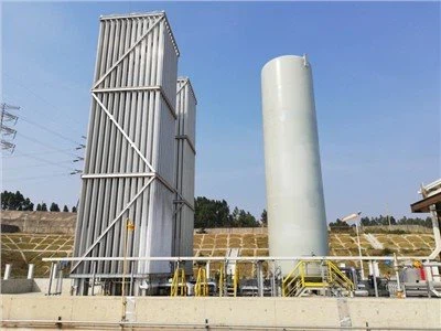 Integrerad LNG-påfyllningssladd med tank och dispenser